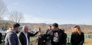 Tregu i gjelave në Baldushk, Veliaj ftesë qytetarëve: “Nëse blini një gjel, ndihmoni një familje; të gjitha produktet bio i gjeni në Tiranë