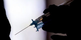 Shkencëtarët britanikë: Tre doza vaksine mund të parandalojë variantin Omicron