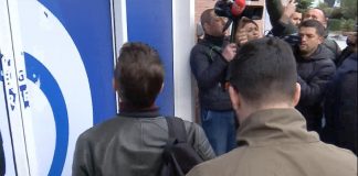 Mbështetësit e Sali Berishës shkojnë sërish në selinë e PD-së, i gjejnë dyert e kyçura