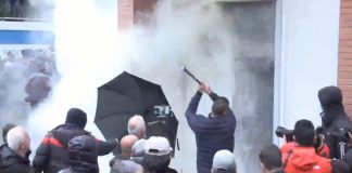 Përplasjet në PD, reagon Policia e Shtetit: Nuk jemi të përfshirë në asnjë veprim, distancohuni nga dhuna