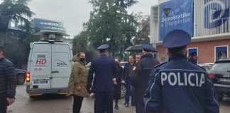 Në selinë e PD-së mbërrin prokurorja Elizabeta Imeraj: Përgjegjësit do të përgjigjen para ligjit