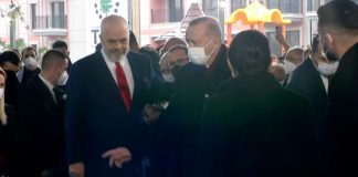 Me muzikë tradicionale turke, ja si pritet Erdogan në Laç, do përurojë 525 apartamente të reja