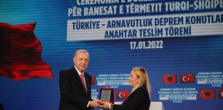 Përurimi i apartamenteve në Laç, Erdogan vlerësohet me titullin ‘Qytetar Nderi i Kurbinit’