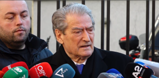 Berisha thirrje mbështetësve të Bashës: Hiqni dorë prej tij, ai është turpi i historisë