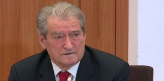 Kreu i PD në Fier ironizon Berishën: Plaku i padëshiruar merr në telefon 10 njerëz për antimitingje