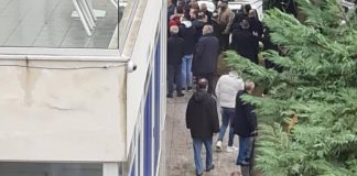 Foto/ Sali Berishës i vjen në ndihmë dhe Fahri Balliu, që tenton të shqyejë derën e PD