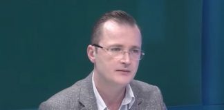 Plas debati në studio/ Lisandër Hoxha sulmon Blendi Sulajn: Ti je turist në PD, nuk të njeh askush aty!