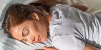 4 arsye pse fjetja në stomak nuk është pozicioni ideal