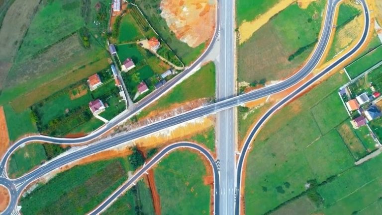 ‘Gati për fluksin që do sjellin fluturimet’, Rama publikon videon e mbikalimit të përfunduar në rrugën e aeroportit të Kukësit