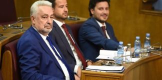 Rrëzimi i qeverisë dhe shkarkimi i kryeparlamentarit: Tre skenarët që mund t’i japin fund krizës në Mal të Zi