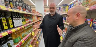 Rama vizitë mbikqyrëse në një market lagjeje në Tiranë