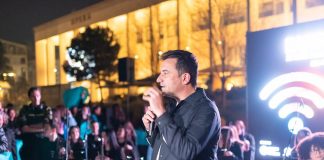 Ora e Tokës, Sheshi Skënderbej “ndez” me qirinj flamurin ukrainas, Veliaj: Moment reflektimi dhe solidariteti; Japim mesazh për paqen dhe mbrojtjen e planetit tonë