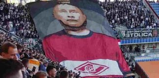 Tifozët polakë koreografi ‘të çmendur’, Putin shfaqet i varur në litar