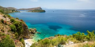 40 plazhet më mahnitëse në Europë, ‘The Guardian’ përfshin Shqipërinë: Vizitoni Qeparon, fshatin magjik që ofron relaks dhe aventurë