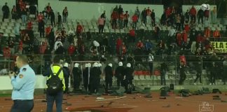 (Video) Tifozët e Partizanit nuk përmbahen pas derbit: Hedhin stola dhe sende drejt policisë