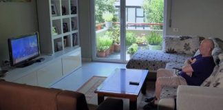 Qytetarë me shtëpi luksoze, spoti i protestës nxjerr ‘zbuluar’ Berishën