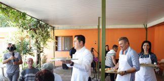 Gjiknuri dhe Llatja shërbejnë drekën për njerëzit në nevojë në Elbasan: Qeveria paketë për mbështetjen ekonomike