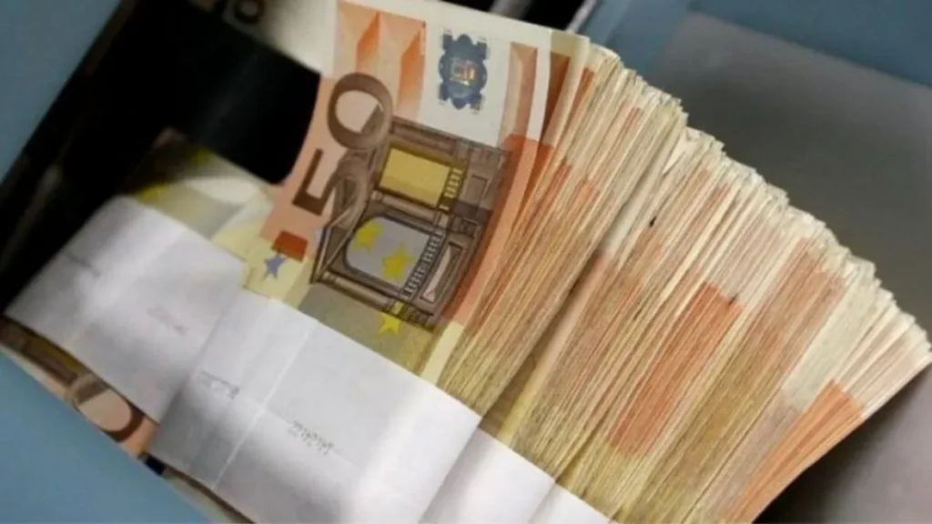 Këmbimi valutor 13 prill  Me sa blihen e shiten dollari dhe euro  çfarë ndodh me monedhat e tjera