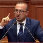 “E karikoj makinën te priza e telefonit”/ Korreshi përplaset me Karakaçin, ministri: Bëje një aplikim dhe merr mjetin elektrik, ka çmim tjetër