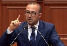 “E karikoj makinën te priza e telefonit”/ Korreshi përplaset me Karakaçin, ministri: Bëje një aplikim dhe merr mjetin elektrik, ka çmim tjetër