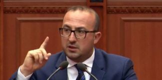 “E karikoj makinën te priza e telefonit”/ Korreshi përplaset me Karakaçin, ministri: Bëje një aplikim dhe merr mjetin elektrik, ka çmim tjetër