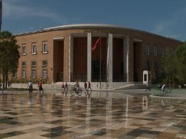 Shtohen kursimet/ Qytetarët dhe bizneset kanë rritur depozitat në lekë dhe në euro