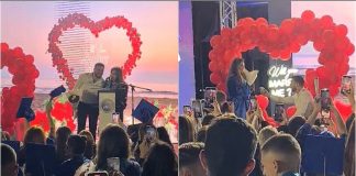 Propozim për martesë në ceremoninë e diplomimit, studentja i thotë ‘po’ të riut në Durrës