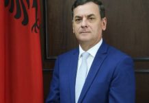 Të vendosësh sipas ligjit kur publiku pret diçka tjetër