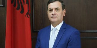 Të vendosësh sipas ligjit kur publiku pret diçka tjetër