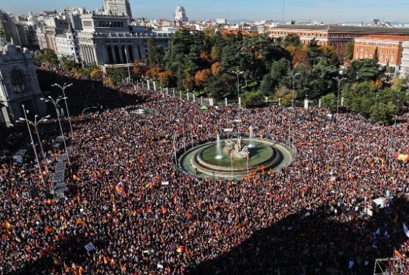 FOTO/ Spanja “pushtohet” nga protestat masive, qytetarët kundër kryeministrit socialist Pedro Sanchez