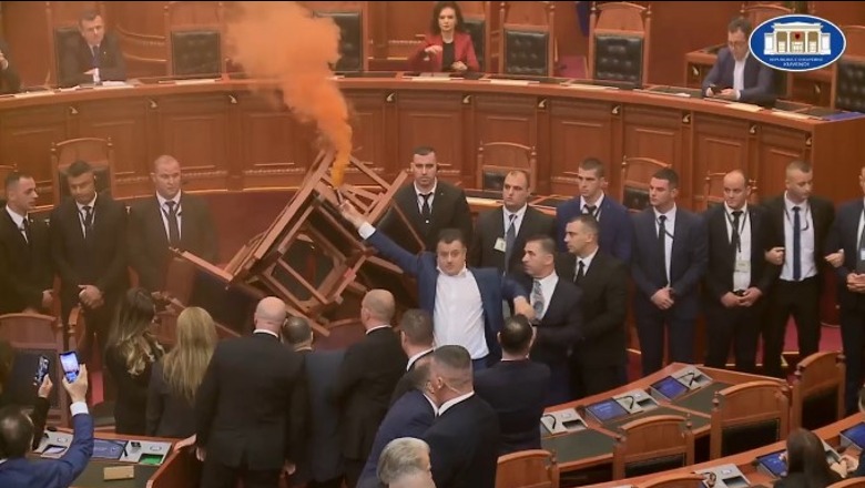 Tymese dhe flakë në Kuvend, zbardhen akuzat për Flamur Nokën dhe Albana Vokshi! Do referohen në SPAK