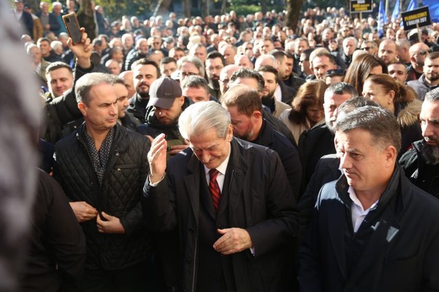 Deputetët e Gaz Bardhit bojkotojnë protesën e Berishës