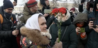 “Kthejini burrat tanë”/ Gratë ruse dalin në një protestë të pazakontë