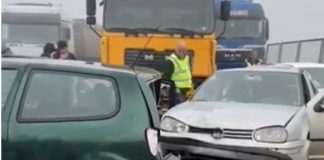 Moti i keq përplas dy makina në rrugën e Arbrit/ Shënohet një i plagosur, ja gjendja e tij