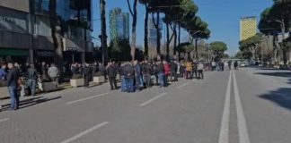 13 vite nga “21 janari”/ Familjarët dhe qytetarët mblidhen në bulevardin ‘Dëshmorët e Kombit’, kujtojnë 4 viktimat