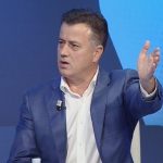 Ish-prokurori Ervin Karanxha bëri kritika të forta ndaj mënyrës se si po zbatohet reforma në drejtësi dhe veçanërisht ndaj qëndrimeve të SPAK, gjatë një interviste në emisionin “Off the Record” në A2 CNN, të moderuar nga Andrea Danglli. Sipas tij, Prokuroria e Posaçme ka mbajtur standarde të dyfishta në trajtimin e çështjeve të ndryshme penale. Karanxha solli si shembull kontrastin mes mosrifillimit të çështjes Durrës-Kukës dhe rihapjes së dosjes Gërdeci, ku është proceduar ish-ministri Fatmir Mediu. Sipas tij, në të dy rastet kemi ndryshime të ligjit procedurial për mënyrën e ndjekjes penale të zyrtarëve të lartë, por SPAK ka vepruar ndryshe, duke krijuar perceptimin e standardeve të pabarabarta. Ai theksoi se burimi i konfliktit institucional që po shfaqet sot lidhet drejtpërdrejt me nenin 288 të Kodit të Procedurës Penale, i cili, sipas Karanxhës, është hartuar me një teknikë legjislative të gabuar dhe të paqartë. Ky nen, sipas tij, nuk përcakton qartë se për cilat masa sigurimi kërkohet autorizim i Kuvendit, duke krijuar konfuzion për arrestin në burg, arrestin në shtëpi, kontrollin personal apo kontrollin e banesës, shkruan A2 CNN. Ish-prokurori nënvizoi se ky paqartësim ka sjellë pasoja serioze në praktikë dhe ka hapur rrugë për interpretime të ndryshme nga SPAK. Sipas tij, interpretimi kushtetues i këtyre dispozitave nuk është detyrë e prokurorisë, por e Gjykatës Kushtetuese. Karanxha komentoi edhe projektin e Kodit të ri Penal, duke e cilësuar atë si “një masakër”, që rrezikon të penalizojë veprime të pakonceptueshme dhe të prodhojë kaos juridik, duke ia faturuar më pas fajin zbatuesve të ligjit. (A2 Televizion)