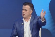 Ish-prokurori Ervin Karanxha bëri kritika të forta ndaj mënyrës se si po zbatohet reforma në drejtësi dhe veçanërisht ndaj qëndrimeve të SPAK, gjatë një interviste në emisionin “Off the Record” në A2 CNN, të moderuar nga Andrea Danglli. Sipas tij, Prokuroria e Posaçme ka mbajtur standarde të dyfishta në trajtimin e çështjeve të ndryshme penale. Karanxha solli si shembull kontrastin mes mosrifillimit të çështjes Durrës-Kukës dhe rihapjes së dosjes Gërdeci, ku është proceduar ish-ministri Fatmir Mediu. Sipas tij, në të dy rastet kemi ndryshime të ligjit procedurial për mënyrën e ndjekjes penale të zyrtarëve të lartë, por SPAK ka vepruar ndryshe, duke krijuar perceptimin e standardeve të pabarabarta. Ai theksoi se burimi i konfliktit institucional që po shfaqet sot lidhet drejtpërdrejt me nenin 288 të Kodit të Procedurës Penale, i cili, sipas Karanxhës, është hartuar me një teknikë legjislative të gabuar dhe të paqartë. Ky nen, sipas tij, nuk përcakton qartë se për cilat masa sigurimi kërkohet autorizim i Kuvendit, duke krijuar konfuzion për arrestin në burg, arrestin në shtëpi, kontrollin personal apo kontrollin e banesës, shkruan A2 CNN. Ish-prokurori nënvizoi se ky paqartësim ka sjellë pasoja serioze në praktikë dhe ka hapur rrugë për interpretime të ndryshme nga SPAK. Sipas tij, interpretimi kushtetues i këtyre dispozitave nuk është detyrë e prokurorisë, por e Gjykatës Kushtetuese. Karanxha komentoi edhe projektin e Kodit të ri Penal, duke e cilësuar atë si “një masakër”, që rrezikon të penalizojë veprime të pakonceptueshme dhe të prodhojë kaos juridik, duke ia faturuar më pas fajin zbatuesve të ligjit. (A2 Televizion)