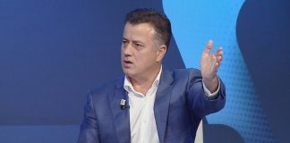 Ish-prokurori Ervin Karanxha bëri kritika të forta ndaj mënyrës se si po zbatohet reforma në drejtësi dhe veçanërisht ndaj qëndrimeve të SPAK, gjatë një interviste në emisionin “Off the Record” në A2 CNN, të moderuar nga Andrea Danglli. Sipas tij, Prokuroria e Posaçme ka mbajtur standarde të dyfishta në trajtimin e çështjeve të ndryshme penale. Karanxha solli si shembull kontrastin mes mosrifillimit të çështjes Durrës-Kukës dhe rihapjes së dosjes Gërdeci, ku është proceduar ish-ministri Fatmir Mediu. Sipas tij, në të dy rastet kemi ndryshime të ligjit procedurial për mënyrën e ndjekjes penale të zyrtarëve të lartë, por SPAK ka vepruar ndryshe, duke krijuar perceptimin e standardeve të pabarabarta. Ai theksoi se burimi i konfliktit institucional që po shfaqet sot lidhet drejtpërdrejt me nenin 288 të Kodit të Procedurës Penale, i cili, sipas Karanxhës, është hartuar me një teknikë legjislative të gabuar dhe të paqartë. Ky nen, sipas tij, nuk përcakton qartë se për cilat masa sigurimi kërkohet autorizim i Kuvendit, duke krijuar konfuzion për arrestin në burg, arrestin në shtëpi, kontrollin personal apo kontrollin e banesës, shkruan A2 CNN. Ish-prokurori nënvizoi se ky paqartësim ka sjellë pasoja serioze në praktikë dhe ka hapur rrugë për interpretime të ndryshme nga SPAK. Sipas tij, interpretimi kushtetues i këtyre dispozitave nuk është detyrë e prokurorisë, por e Gjykatës Kushtetuese. Karanxha komentoi edhe projektin e Kodit të ri Penal, duke e cilësuar atë si “një masakër”, që rrezikon të penalizojë veprime të pakonceptueshme dhe të prodhojë kaos juridik, duke ia faturuar më pas fajin zbatuesve të ligjit. (A2 Televizion)