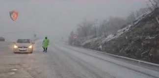 Situata e reshjeve të borës, policia apel drejtuesve të mjeteve: Ulni shpejtësinë dhe ruani distancën nga njëra-tjetra