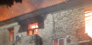Përfshihet nga flakët pallati në Memaliaj, shkrumbohen tre apartamente