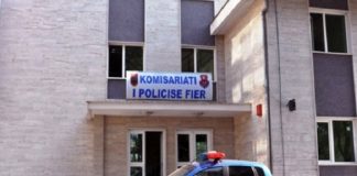 Fier, thyen xhamat e dyqanit dhe merr një shumë parash, në kërkim një person