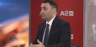 “Mund t’i vihet edhe zjarri parlamentit”/ Këlliçi jep deklaratën ekstremiste mes emisionit