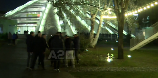 VIDEO-SKANDAL/ Shkëlzen Berisha dhe njerëzit e tij dhunojnë policin në protestë
