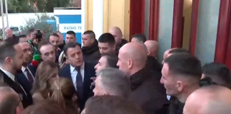 Deputetët e përjashtuar të Berishës dhunojnë Gardën në hyrje të Kuvendit, gardisti: Zbatoni ligjet dhe rregullat