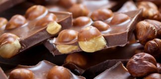 Nga çokollatat tek pijet e gazuara, zbuloni ushqimet që shtojnë sekrecionet dhe përkeqësojnë shëndetin e fytit