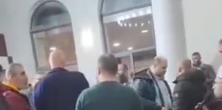 FOTO/ Përplasje e ashpër në xhaminë “Dine Hoxha”, besimtarët i thonë myftiut: Nuk të duam je terrorist, je gylenist