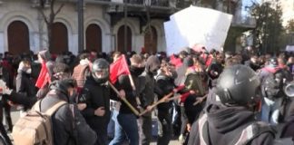 Përleshje të dhunshme mes studentëve dhe policisë në Greqi (FOTO)