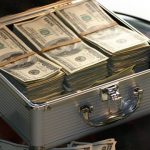 “Cash” shpallet “armik i popullit”/ Nga janari hiqet nga Administrata. Deri në 2030, gjithçka dixhitale