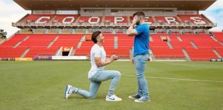 Ai theu barrierat duke u shfaqur si ‘gay’ në futboll, tani i propozon të dashurit të tij për t’u martuar në fushën e stadiumit…