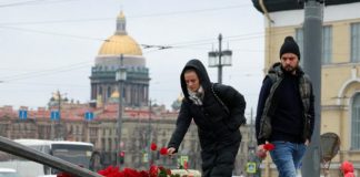 FOTOT-Lodra, qirinj dhe lule, viktimat e Moskës nderohen në mbarë botën
